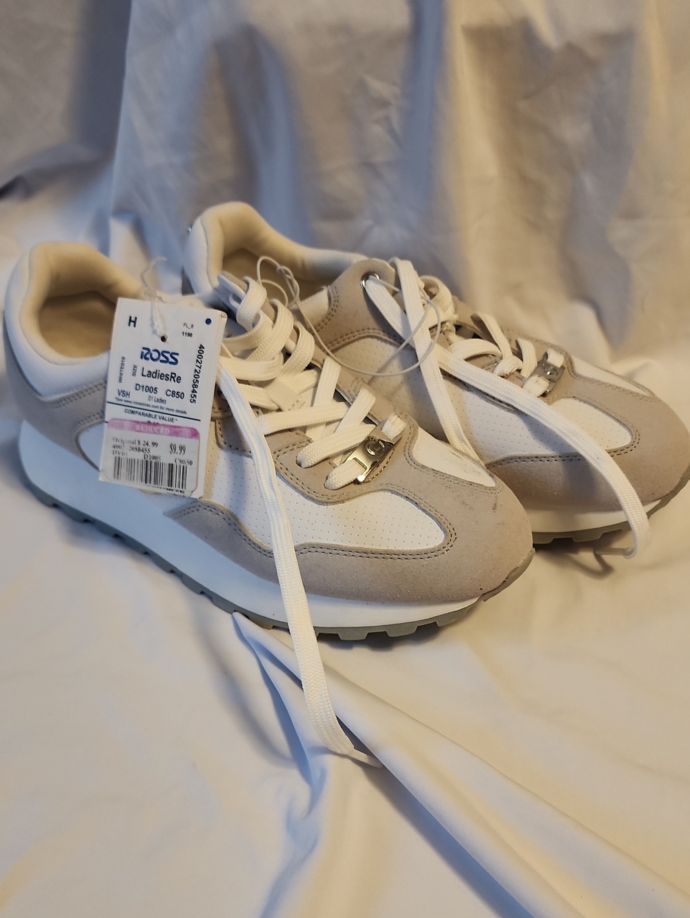 G Los Angeles Size 8m Casual Lace-Up Sneakers in White and Light Gray